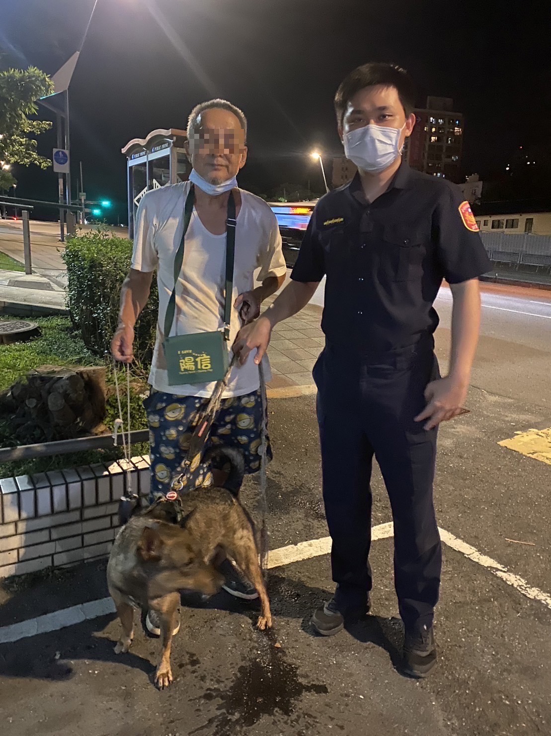 北投分局關渡所警員黃昭仁（右）與寵物犬、飼主合影。(記者宋紹誠翻攝)