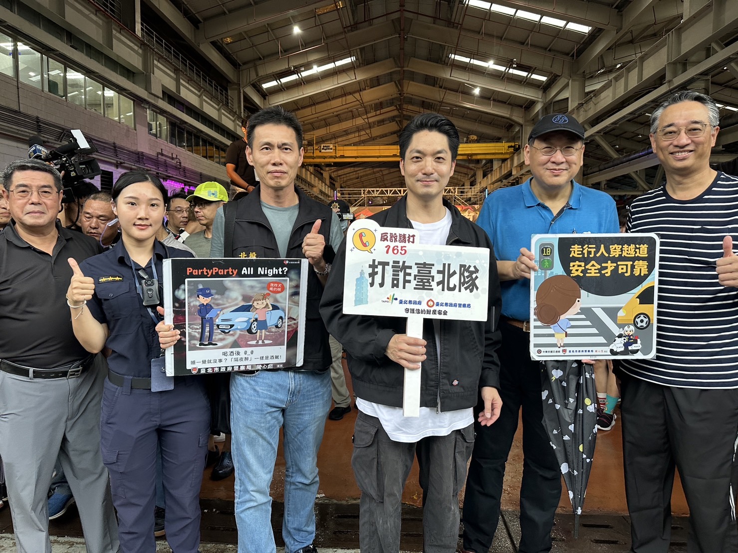 北投分局及捷運警察隊於2023捷運盃街舞大賽現場，與市長蔣萬安一同進行犯罪預防及交通安全宣導。(記者宋紹誠翻攝)