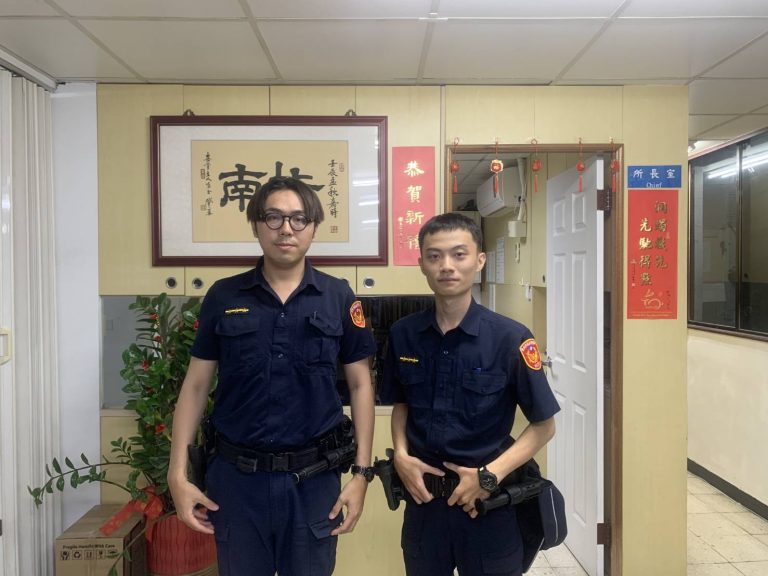 指南派出所警員李佳彥（左） 黃嘉誠（右）使用車巡和步巡方式展開地毯式搜尋，最終在指南路2段全家超商前找到了老翁。（記者黃荷琇翻攝）