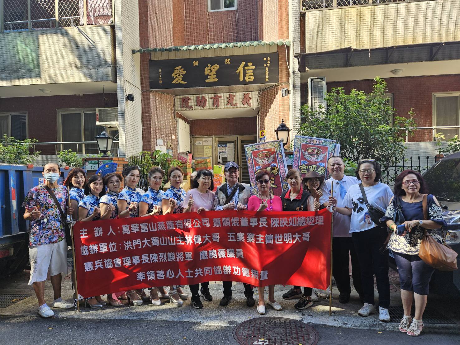 「富山蒸籠」陳映如（莘蒂）前往「義光育幼院」，捐贈日常所需的物資，同時送上應景月餅和柚子，為院童們帶來一個溫馨的中秋佳節。（記者黃荷琇攝）