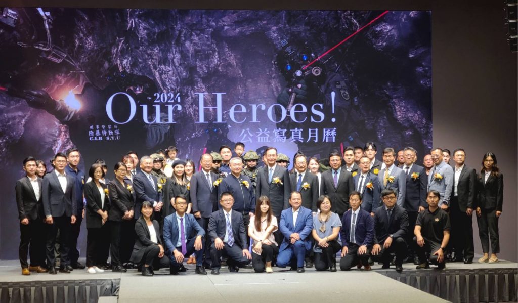 「2024 Our Heroes! 公益寫真月曆」參與拍攝主角與貴賓合照。（記者林金聖攝）