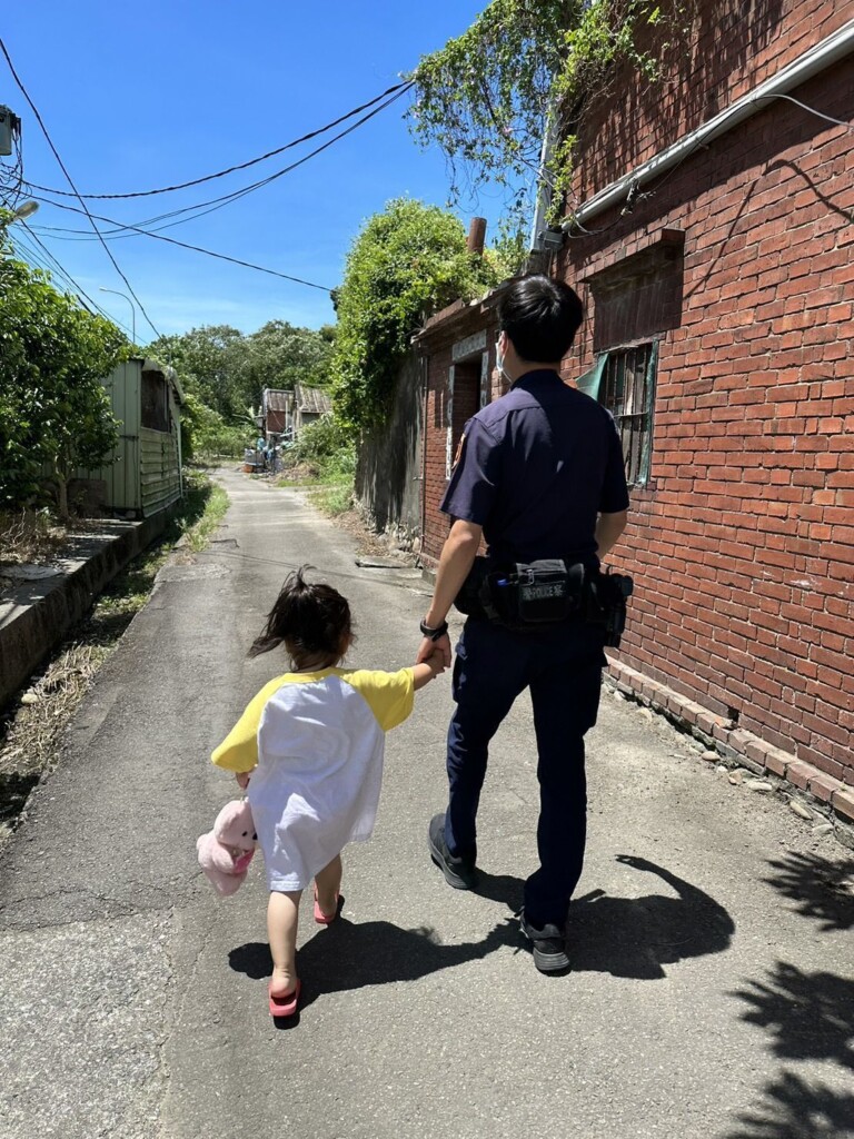 警員巫岳澤隨即趕抵現場，細心安撫及探問女童住處。（記者張艷君翻攝）