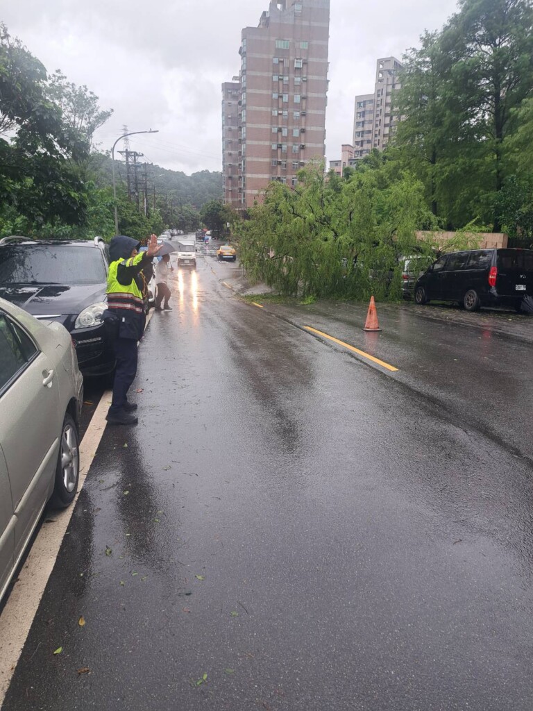 颱風海葵襲基隆市，警員黃立德和李亞柔奮不顧身，挺身而出應對路樹倒塌。(記者宋紹誠翻攝)