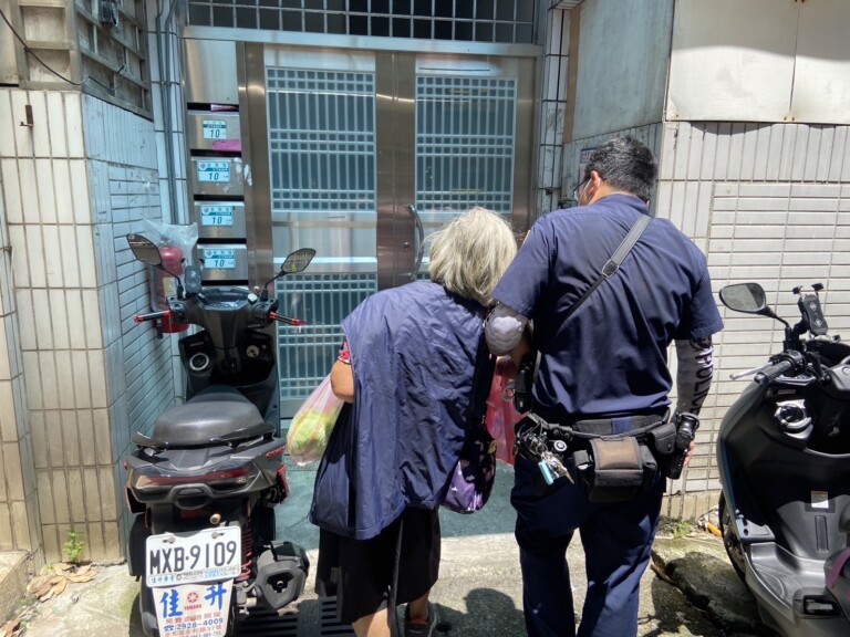 永和警肩膀讓老婦靠著並護送安全返家。（記者徐煜勝翻攝）