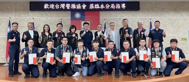 台灣警雁關懷協會頒獎給所有破案有功的林口警方。（記者徐煜勝翻攝）