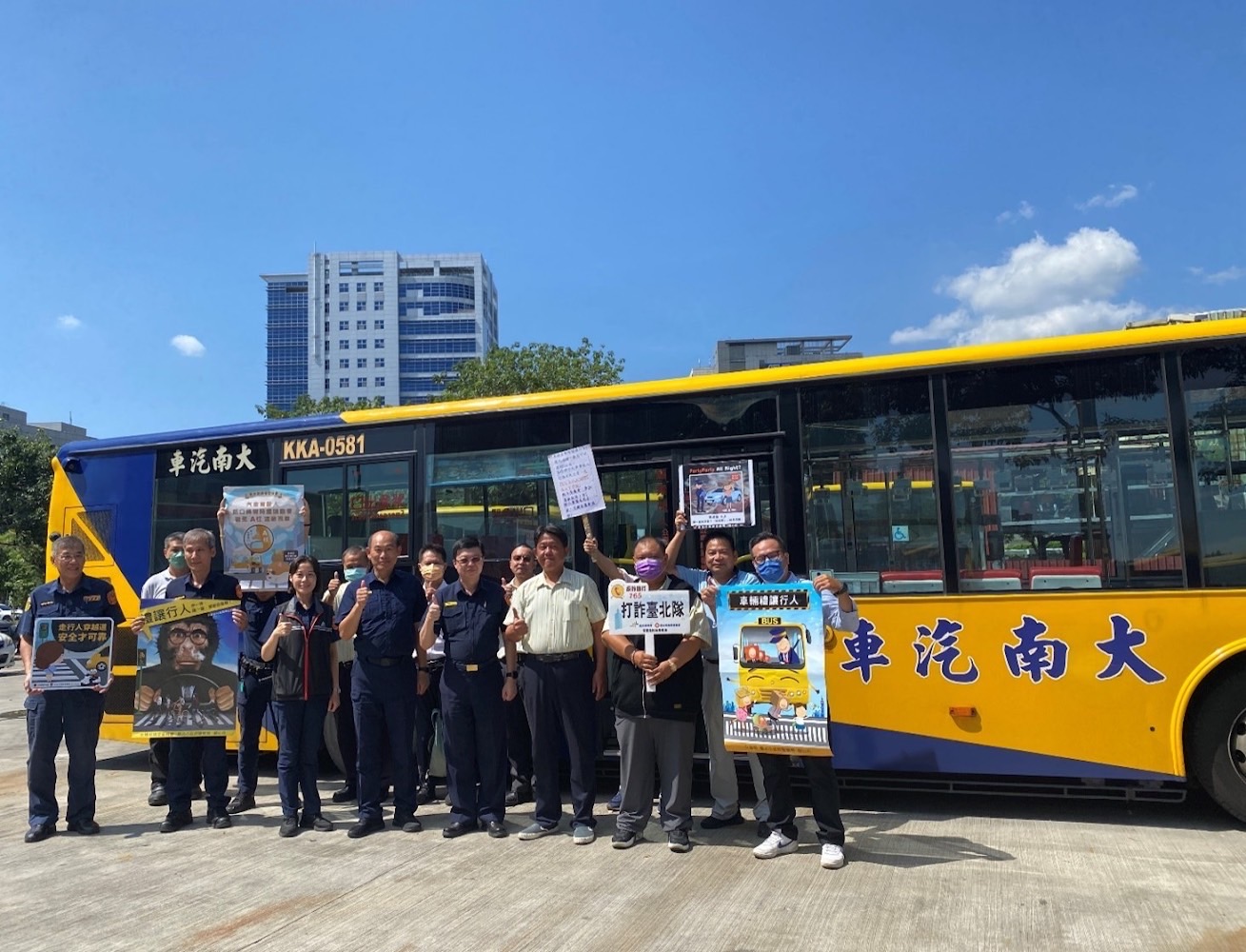 北投分局交通宣導團為宣防制大型車事故，特別走進轄內客運站，宣導路口停讓觀念。(記者宋紹誠翻攝)