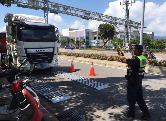 北投分局交通宣導團希望藉由向客運等大型車駕駛宣導路口停讓觀念，降低大型車交通事故。(記者宋紹誠翻攝)