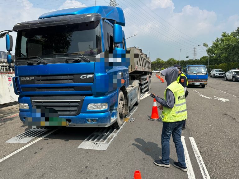 中和警分局在環河西路3段與永和路口(單行道往橋和路方向)等熱點執行取締大型車輛交通違規勤務。(圖／中和分局提供)