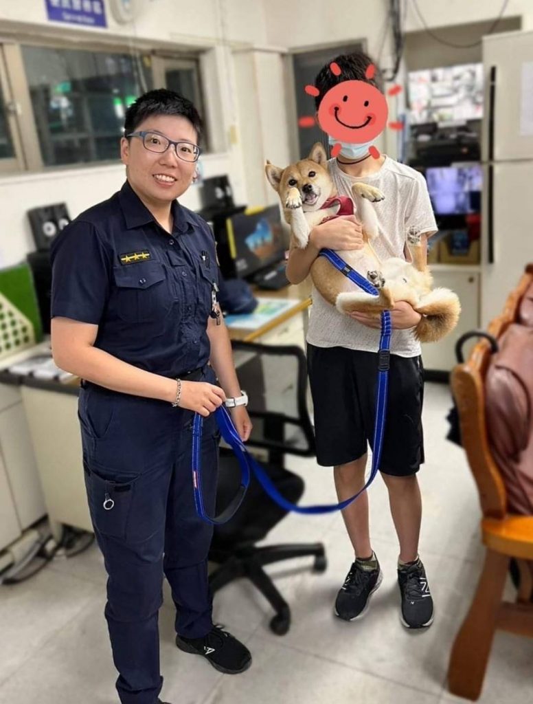 文一警協助毛小孩順利回到飼主懷怉。(記者 張艷君翻攝）