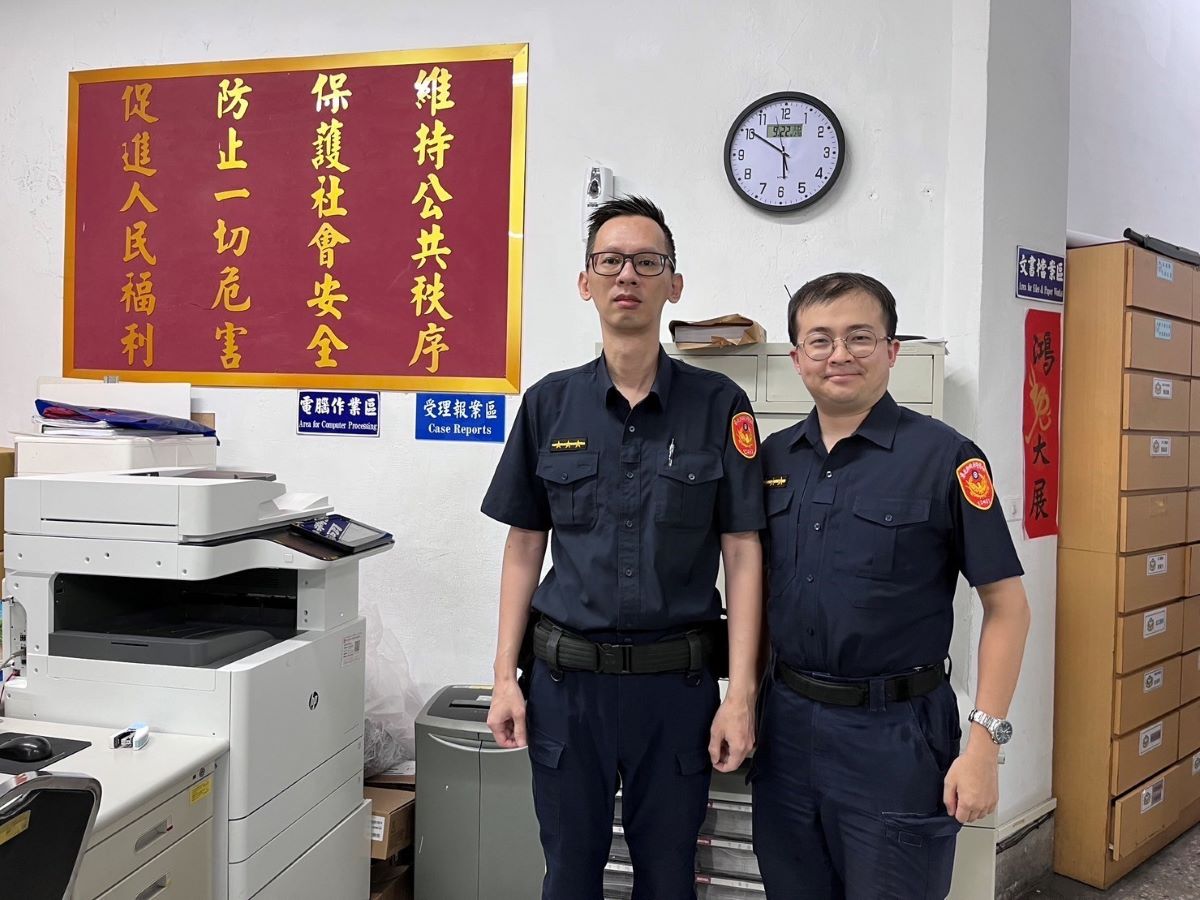 臺北市內湖分局大湖派出所警員林青留(左)、蕭政湘(右)。（記者薛秀蓮翻攝)