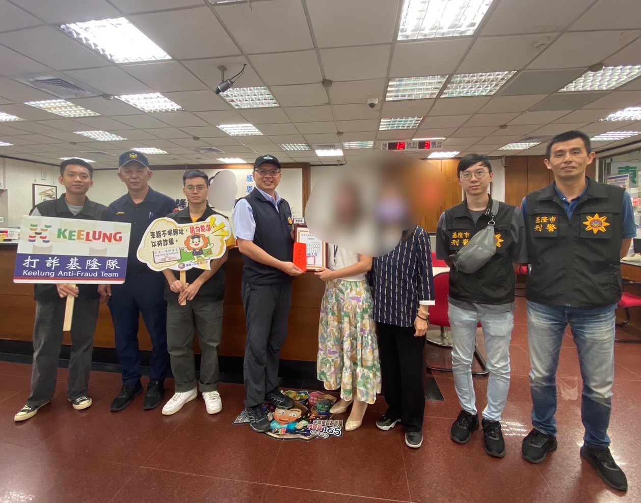 基隆市警察局第一分局分局長林文煜(左4)頒感謝狀及獎金給行員(右3、4)。（記者薛秀蓮翻攝)