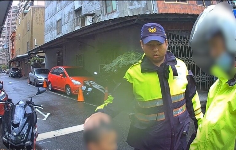 樹林警員心暖人心，及時找回迷路男童。（記者徐煜勝翻攝）