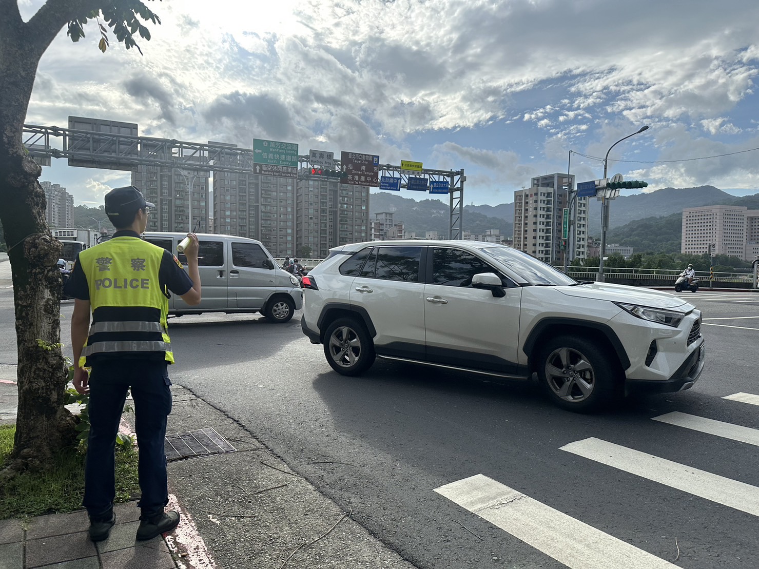 為確保連假期間的交通流暢，文山第一分局將加派勤務人員於關鍵路口執行交通疏導工作，減少交通壅塞，使民眾能夠順利返鄉和享受連假。（記者黃荷琇翻攝）