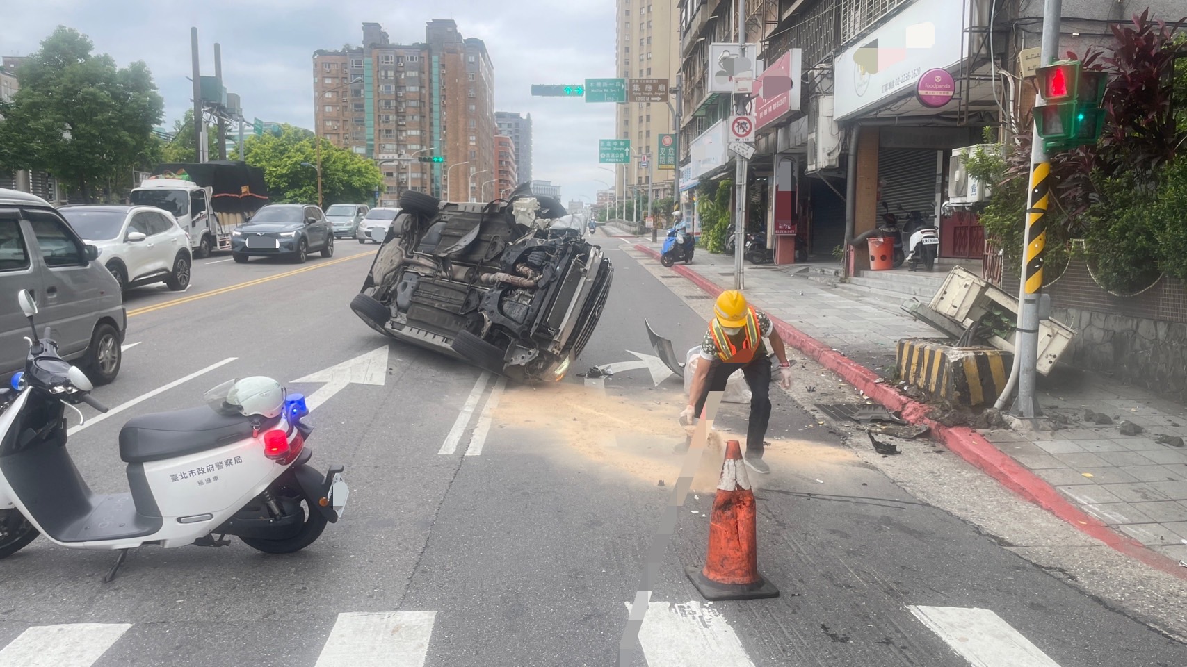 一輛自小客車因超車不慎，追撞到路旁的機車以及中華電信配電箱，導致車輛翻覆。（記者黃荷琇 翻攝）