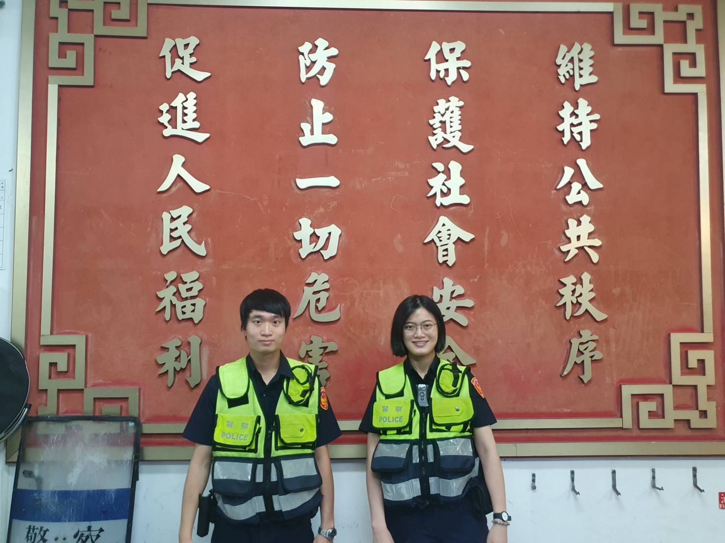 萬芳派出所警員陳致瑋（左） 李姿儀（右）進一步比對警察機關受理報案e化管理系統，最後找到了有關老婦人的信息，助老婦返家。（記者黃荷琇 翻攝）