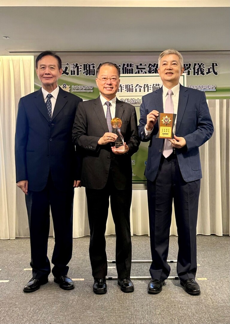 互贈感謝狀局長周幼偉(左)、署長黃明昭(中)、理事長陳慧遊(右)。（記者薛秀蓮翻攝）