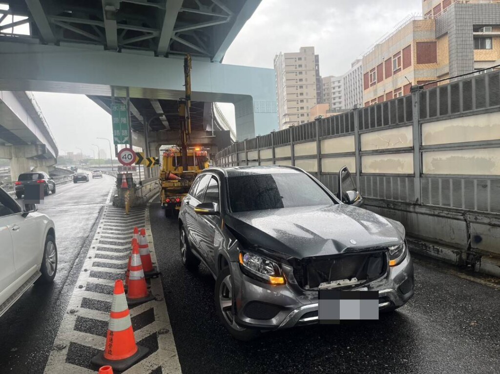 經警方到場處理，同步通知拖吊車立即到場排除，恢復交通順暢。（記者張艷君翻攝）