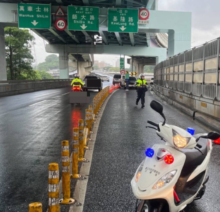 台北市文山區水源快速道路南往北（接基高方向）發生自小客自撞護欄事故，警方到場處理。（者張艷君翻攝）