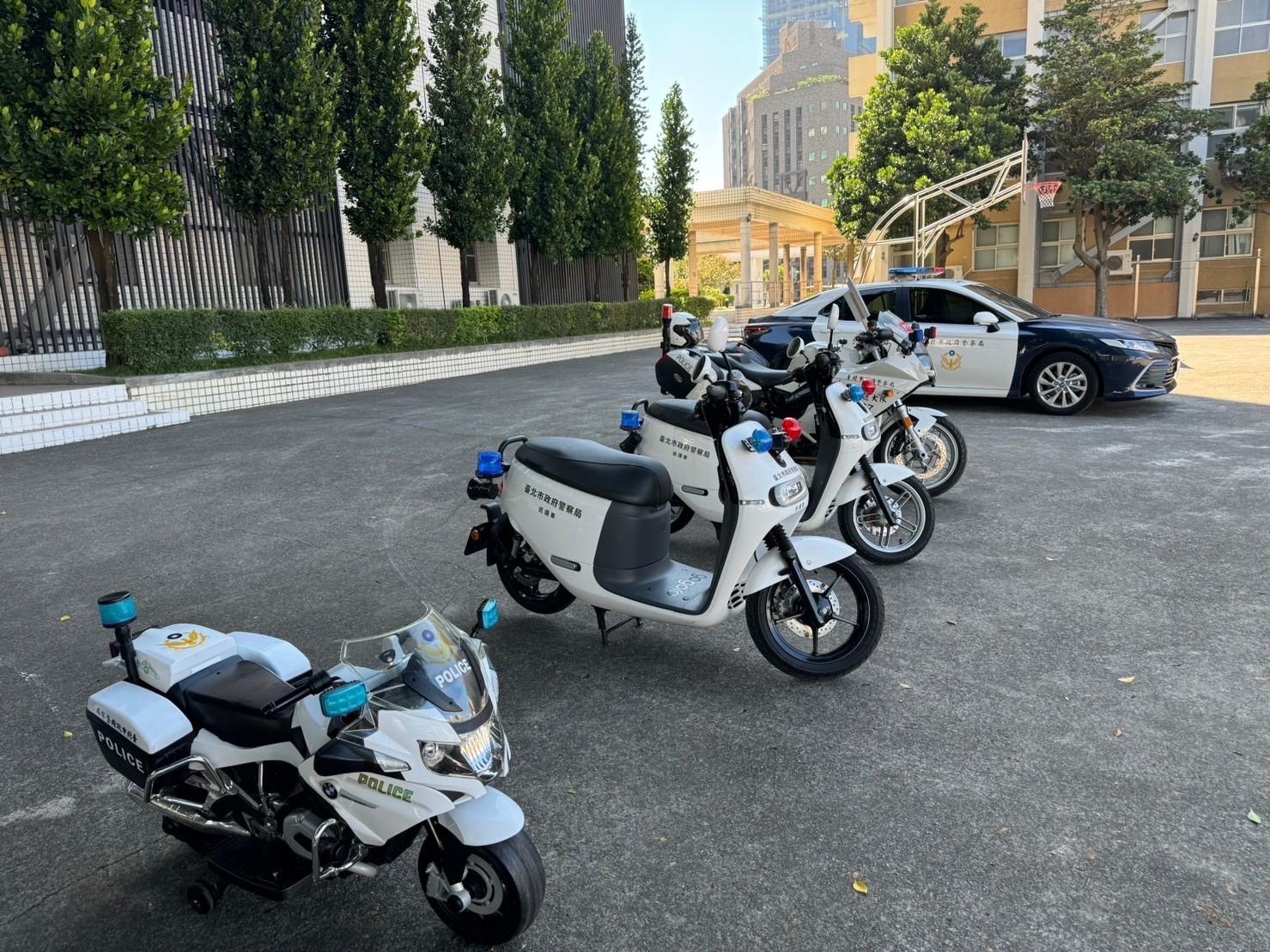 北投分局犯罪預防宣導團派出各式警車，連迷你警車都出動。（記者薛秀蓮翻攝)