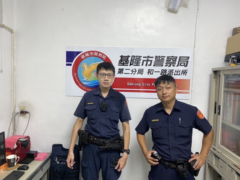 基隆市警察局第二分局和一路派出所警員林星辰(左)、許文明(右)。（記者薛秀蓮翻攝）