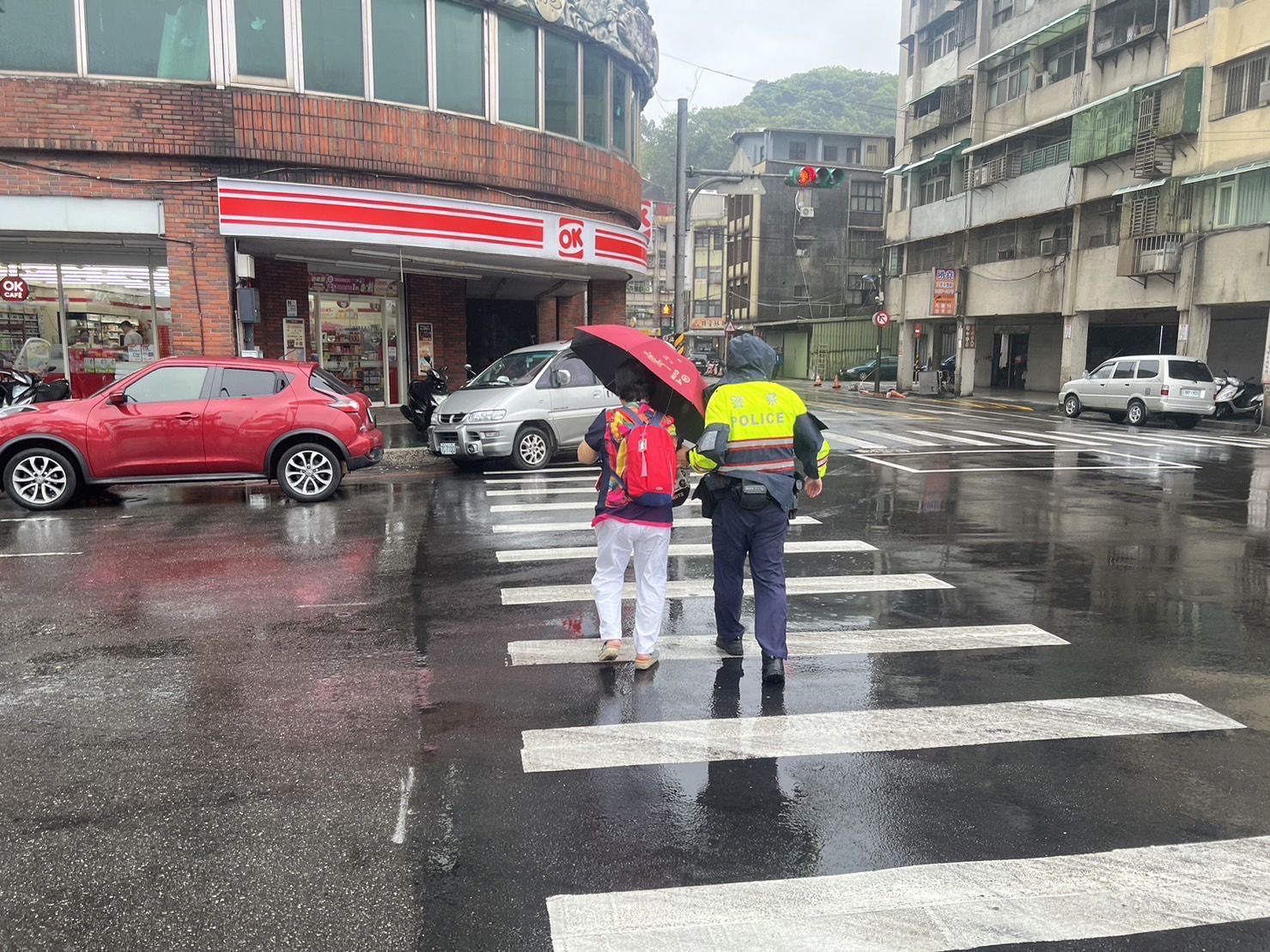 警員協助乘客下車，確保他們的安全，並疏導交通。（記者薛秀蓮翻攝）