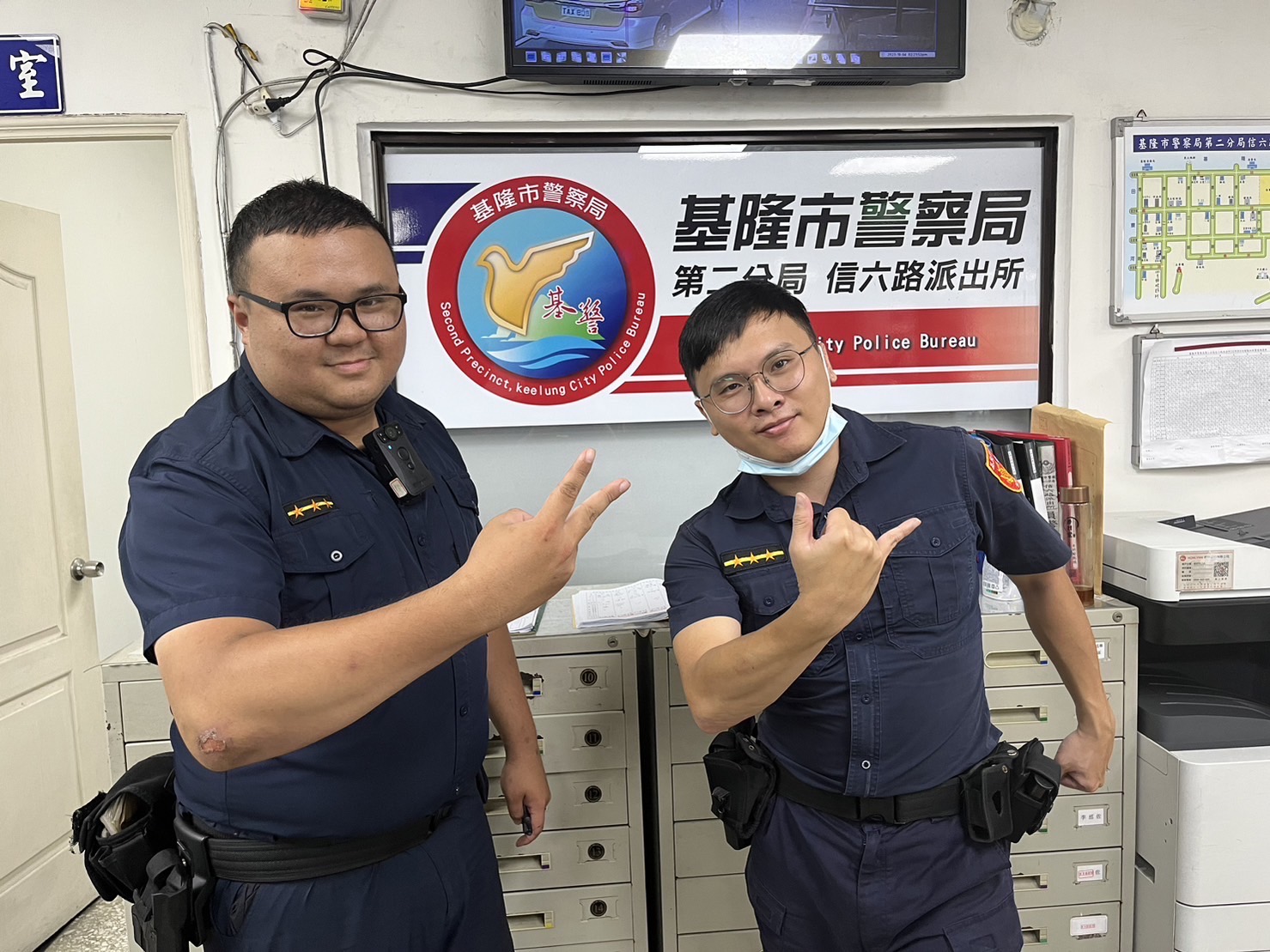 基隆市警察局第二分局信六路派出所警員陳俋郡(左)、林裕祥（右）。（記者薛秀蓮翻攝）