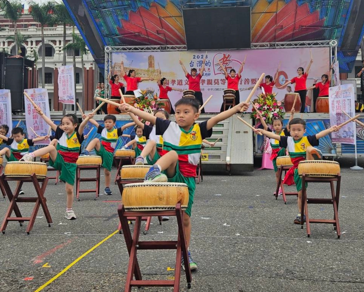 「促進格登幼兒園」的太鼓表演雷霆萬鈞。（記者 趙靜姸攝）