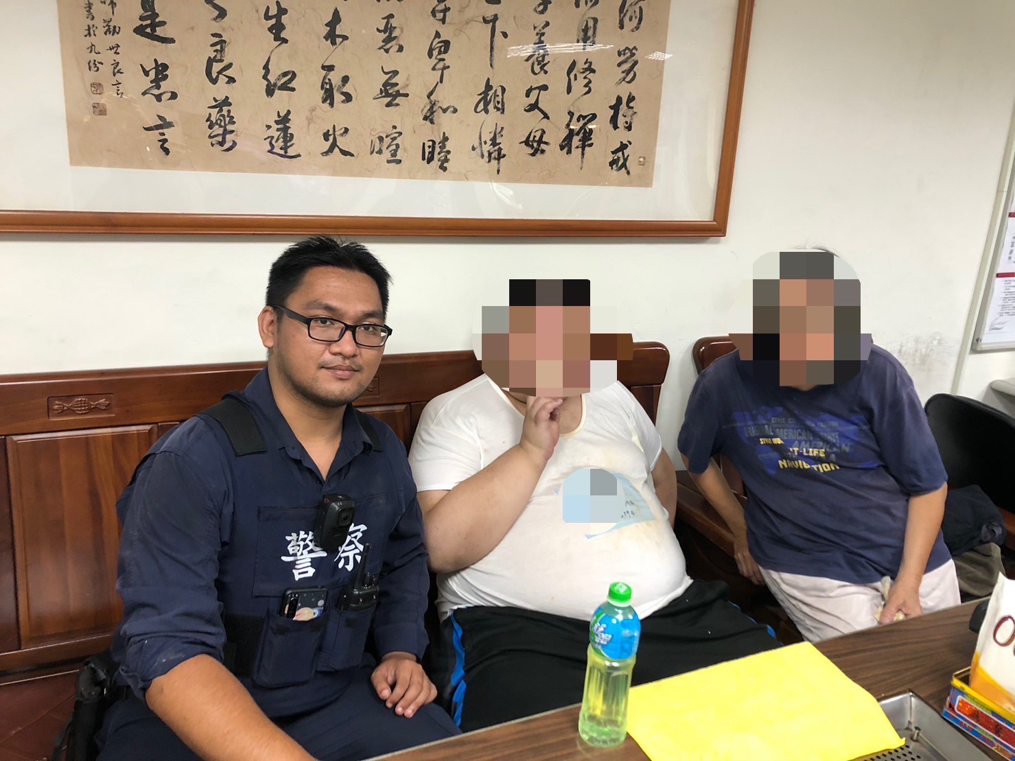 有語言障礙的男子小宇(化名)不慎搭錯公車來到北投，熱心民眾報案後由北投分局光明派出所接手處理。（記者薛秀蓮翻攝)