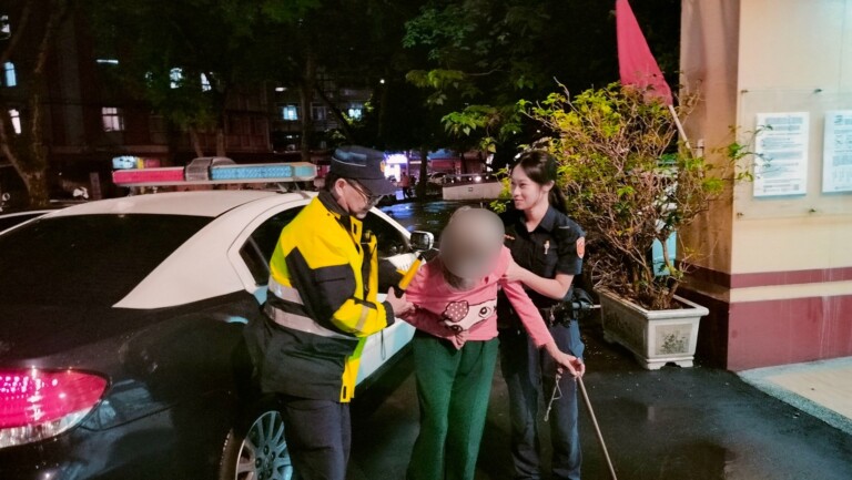 中和警分局巡佐與熱心市民聯手,將迷路鄭姓老婦安全護送返家。（記者張艷君翻攝）