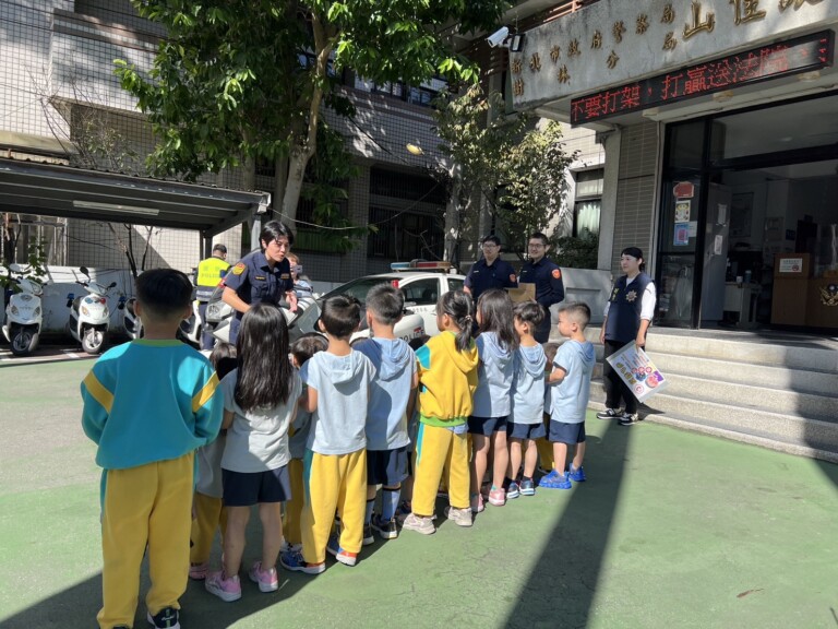 幼兒園學童到樹林分局山佳派出所進行校外參訪活動。（記者徐煜勝翻攝 ）