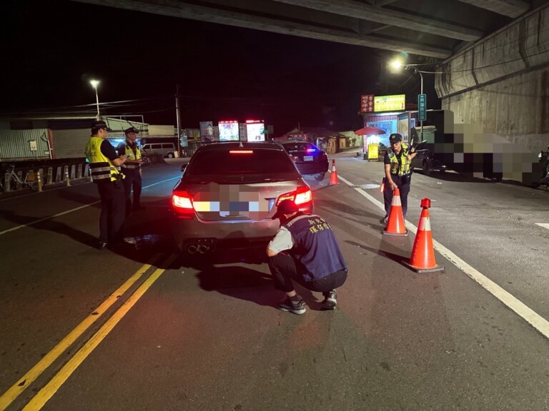 中和警與環保局聯合執行取締噪音車專案勤務，選定在興南路2段399巷(往烘爐地方向)進行路檢稽查。（記者張艷君翻攝）。