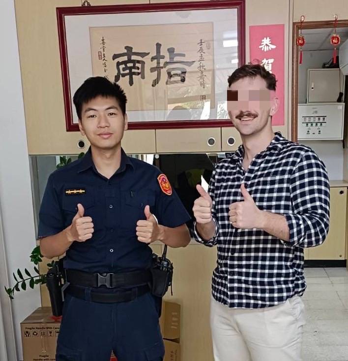 美籍男子對臺灣警察和善的態度且迅速幫其尋回錢包，驚訝之餘更令其倍感窩心，由衷的感謝員警的協助。（記者 張艷君翻攝）