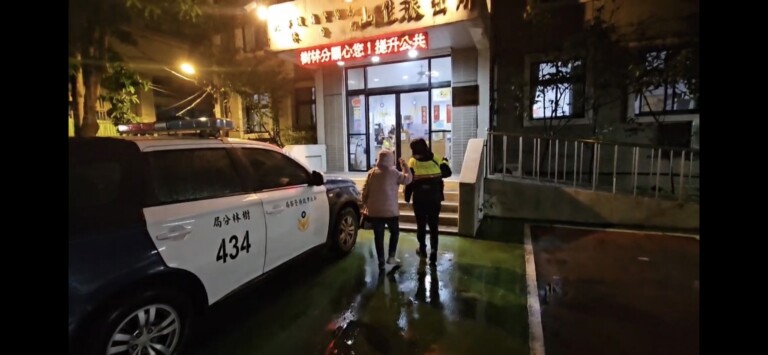 巡邏員警將無法明確表達現居地亦未攜帶證件的許婦帶回派出所，提供熱茶暖身，並查證身分通知家屬到派出所接回。（記者 張艷君翻攝）