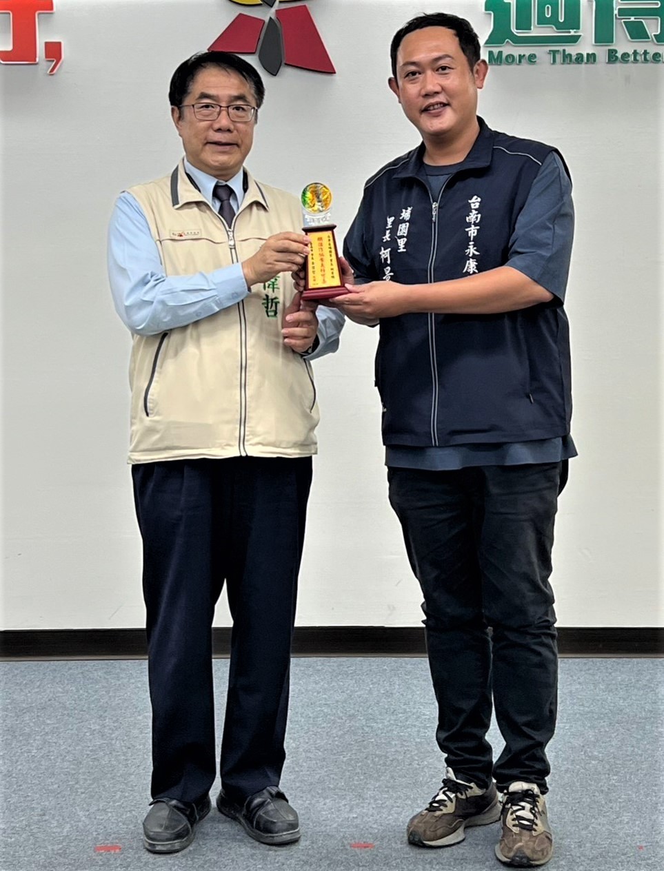 市長黃偉哲（左）頒獎表揚永康區埔園里長柯景維（右）。（台南市警局提供）