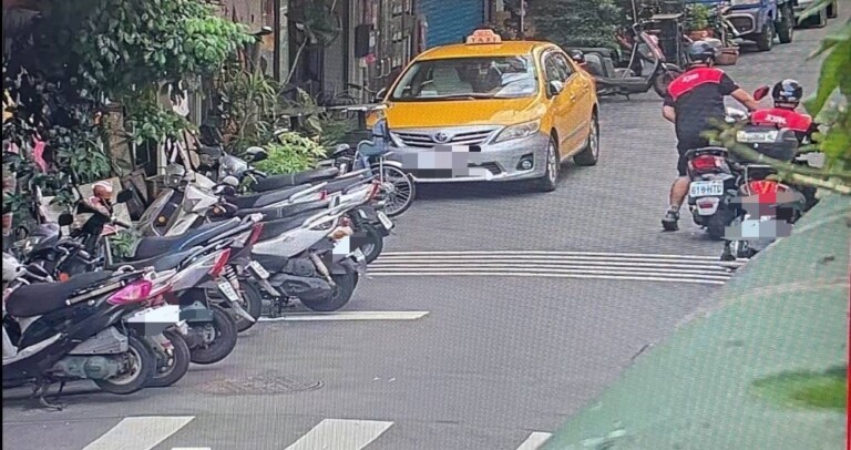 機車行員工牽錯待救援機車。（記者林金聖翻攝）