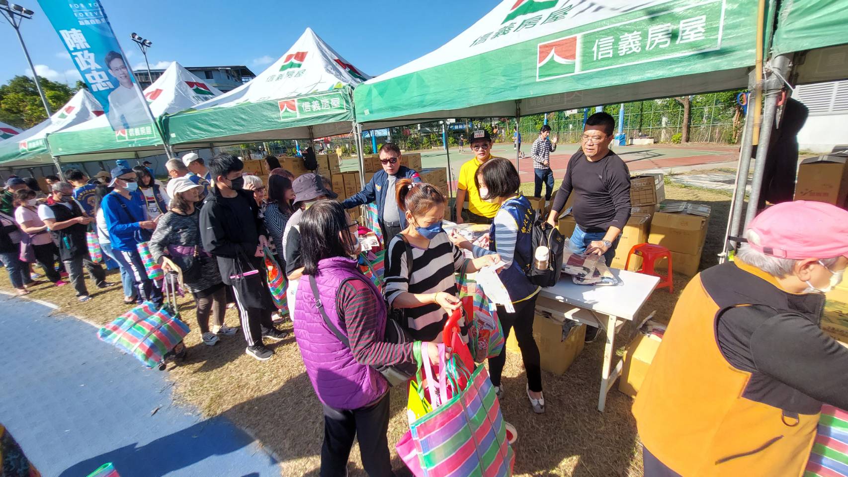 波麗士獅子會工作人員耐心發放物資給領取民眾。(記者張欽攝影)