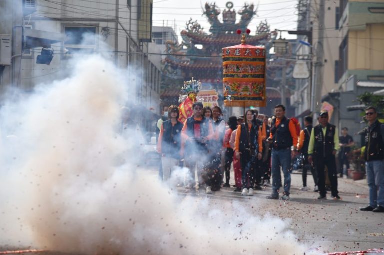 顯應宮千年媽祖金身繞境抵鞭浩天宮迎駕鞭炮震天。（記者林金聖翻攝）