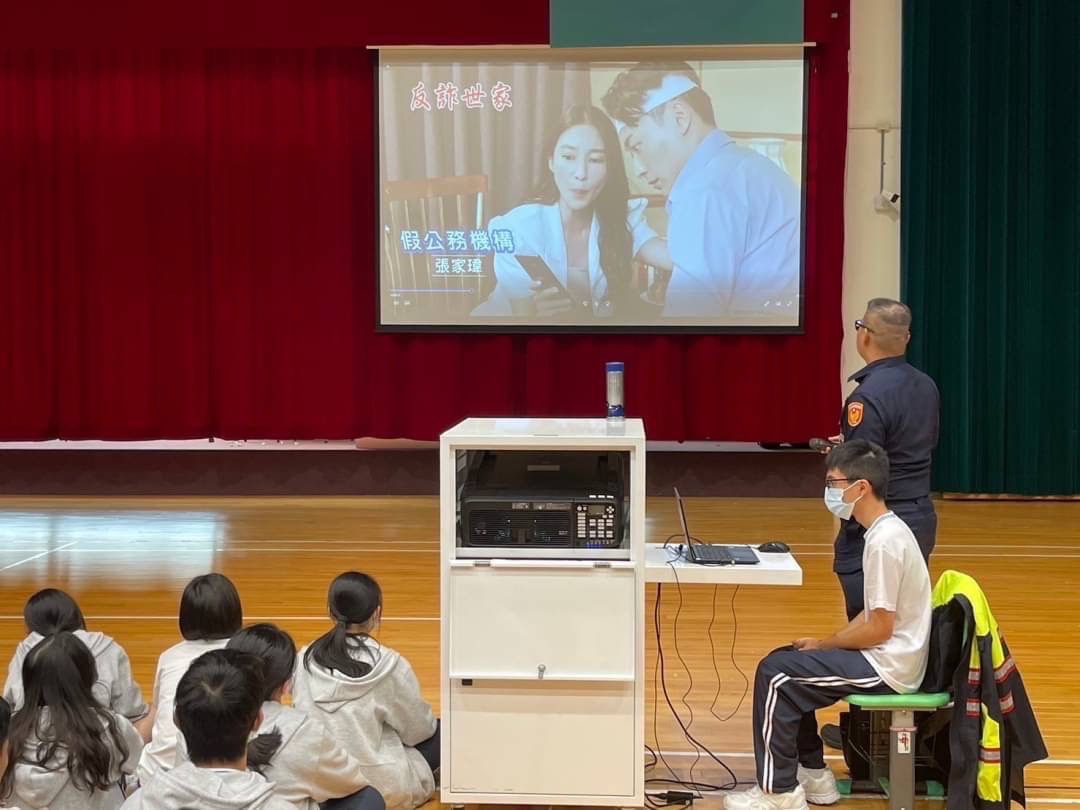 北投分局進入轄內校園，帶領莘莘學子認識新型態詐騙手法。（記者薛秀蓮翻攝)