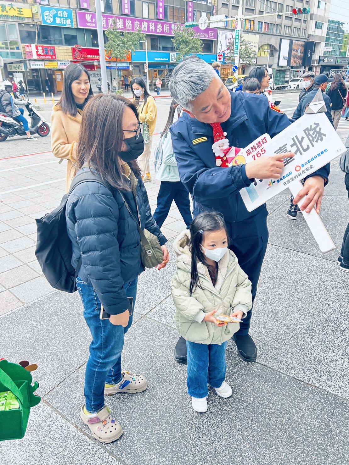 陳金城分局長向民眾介紹常見的詐騙手法，包括「解除分期付款詐騙」、「假檢警真詐財」和「假冒親友詐騙」，並提供如何辨別這些詐騙。（記者薛秀蓮翻攝)