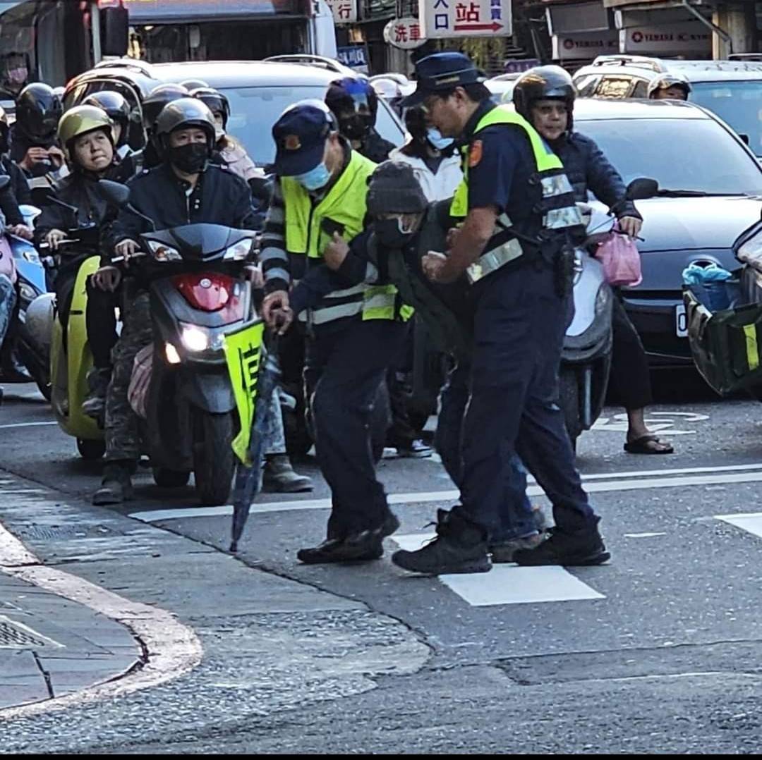 文山第一分局員警王惀宇展現暖心精神，年邁長者欲穿越路口，溫馨的畫面感動民眾。（記者黃荷琇 翻攝）