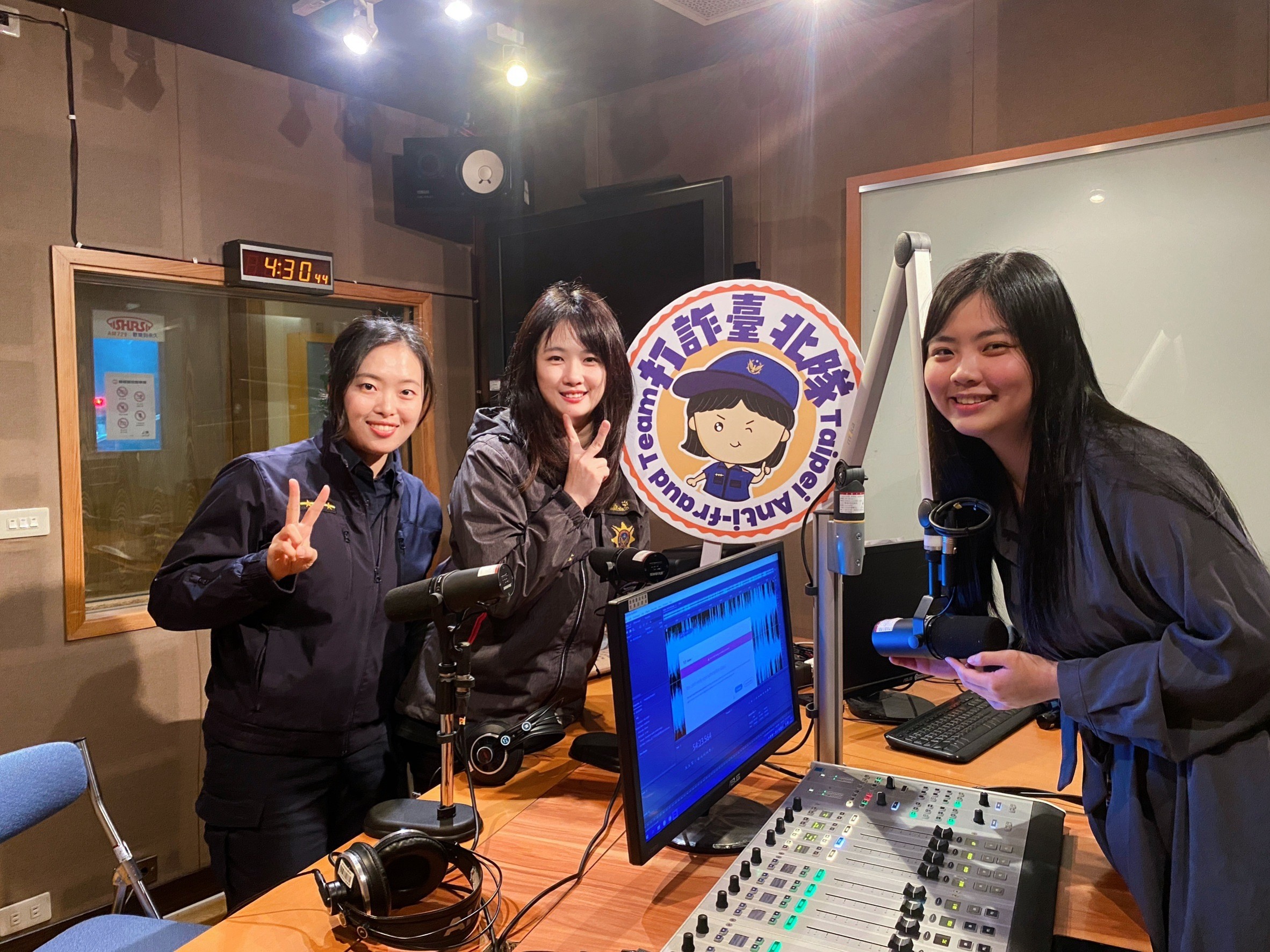    「拜託了!月老-網路交友安全」廣播節目(FM88.1)播出時間:112/12/6 16:00-17:00，歡迎線上收聽自保資訊。 或至各大Podcast平臺搜尋收聽。（記者張艷君翻攝）