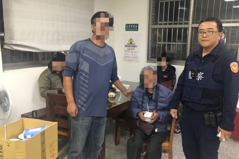 柑園派出所警員陳志明、戴京憲熱心協尋失智老婦，家屬送茶代謝。（記者張艷君翻攝）