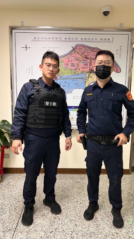 南港派出所暖警巡佐許洲銓（右）、警員許哲源（左）。（記者薛秀蓮翻攝)