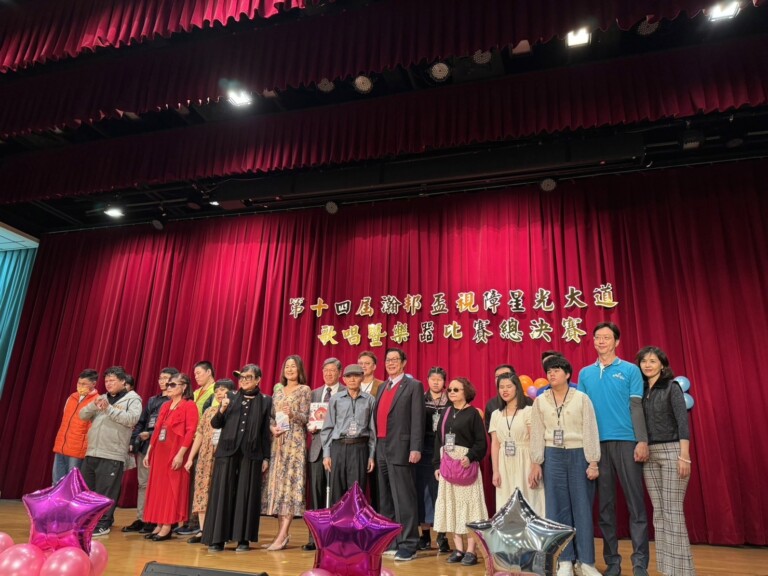 素人創作歌手陳玉蓮，受邀到台灣盲人重建院，擔任表演嘉賓，用歌聲與盲友相互鼓勵。(照片/賣夢工作室提供)