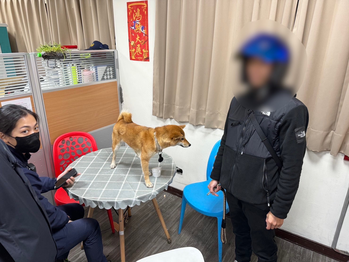 鄒姓飼主前來派出所領回走失的愛犬。（記者薛秀蓮翻攝)