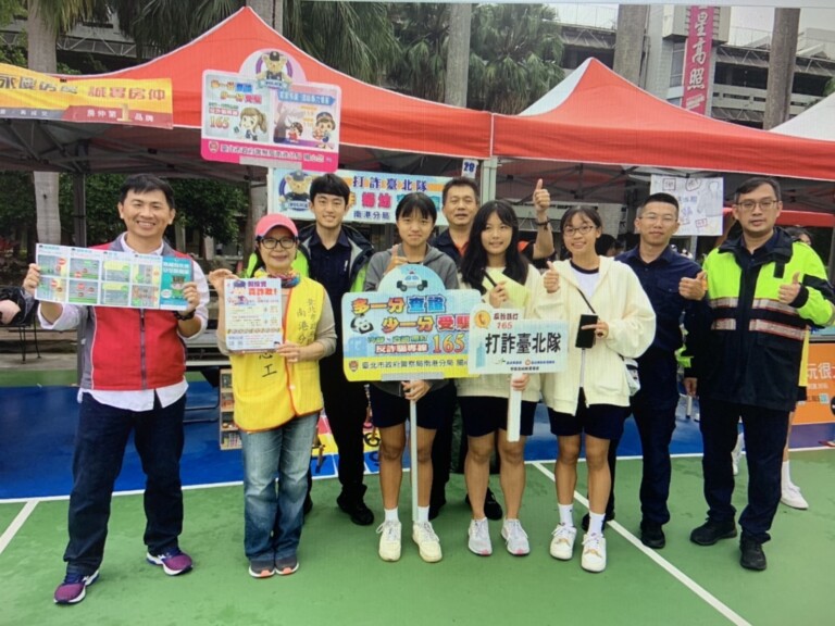 南港分局藉由南港高中「園遊會嘉年華」活動，前往校園實施交通安全暨婦幼安全、防詐、防毒宣導。（記者薛秀蓮翻攝)