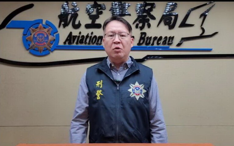 航警局刑事警察大隊偵二隊隊長陳博全說明港籍符姓男子涉以托運行李夾藏二級毒品大麻遭查獲經過。(圖／航空警察局提供)