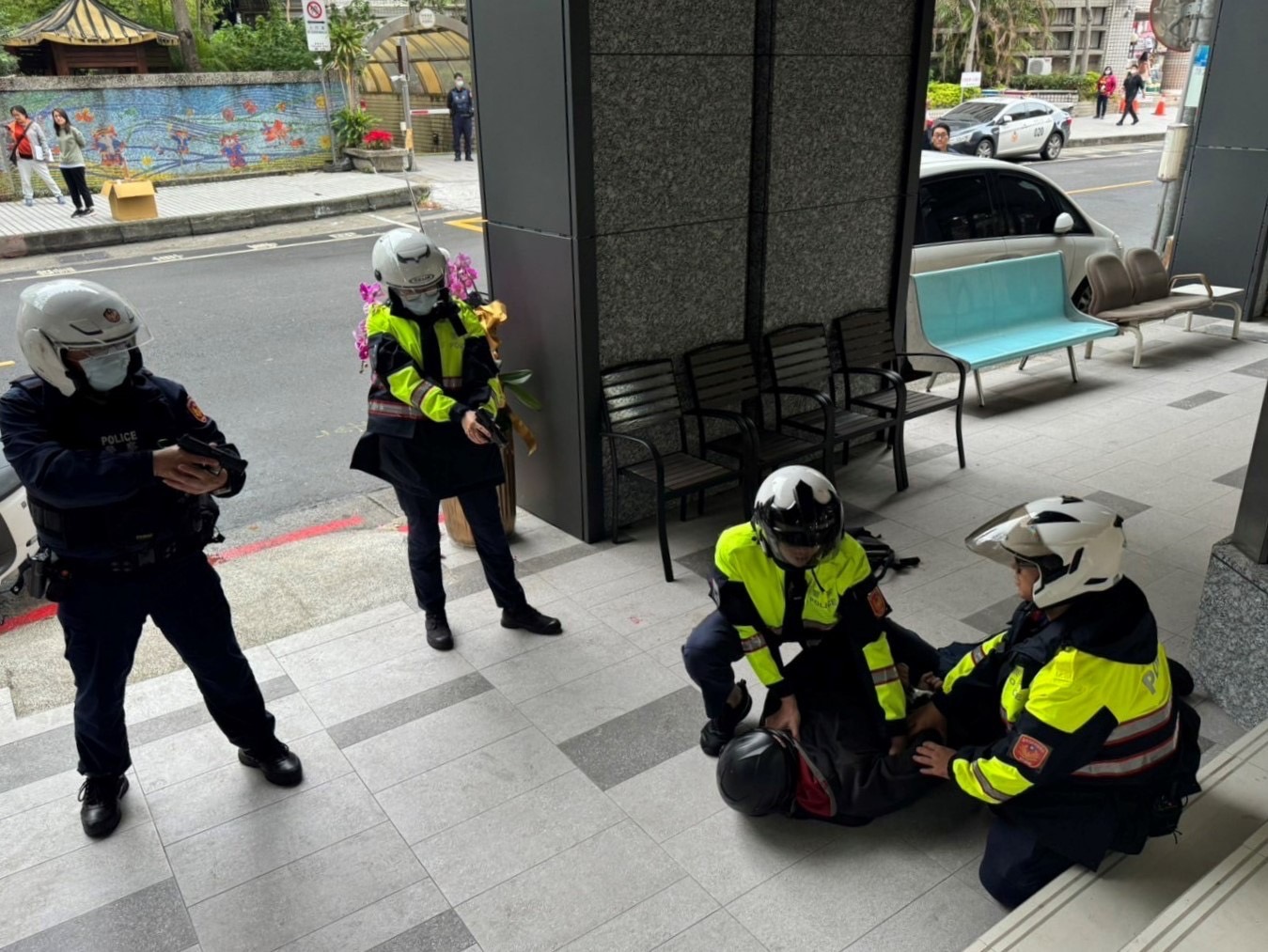 北投分局防搶演練十分逼真，路過民眾不禁驚呼連連。（記者薛秀蓮翻攝)