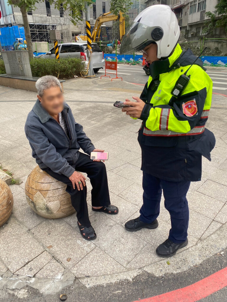 中原派出所警員張簡明傑、林郁翔眼睛一尖，看到劉翁手機殼背後留有紙條