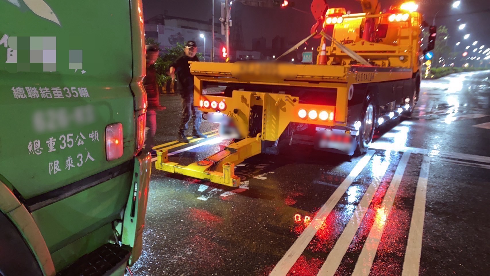 拖吊車到場移置故障車輛。（記者薛秀蓮翻攝)